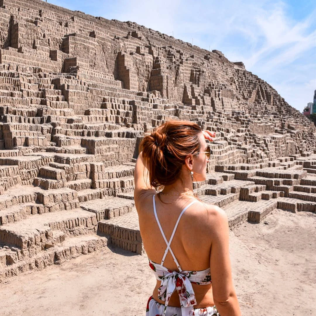 Viajante conhecendo um sítio arqueológico no Peru